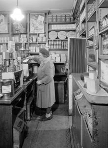 Hötorget 10 (Sergelgatan 10). Hökare Carl Saléns butik. Här ligger nu första höghuset