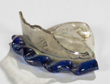 Medeltida glasfragment av dryckesglas. 