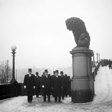 En grupp riksdagsmän går mot slottet från Slottskajen