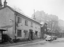 Tjärhovsgatan 35-39 österut från Renstiernas Gata. Frans Schartaus Handelsinstitut i fonden. Nu Tjärhovsplan, kv. Roten