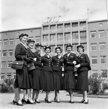 Bromma flygplats. SAS nya flygvärdinnor framför SAS byggnad. Britt Öman, Daisy Orstadius, Helena Hellichius, Birgitta Forssell, Ulla-Britta Erikson, Rose Ekelund, Ellen Strömberg