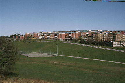 Flerbostadsbebyggelse kring Hjulstastråket sett söderifrån från Tensta hage.