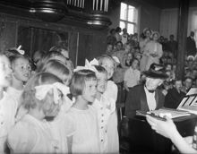 Alice Tegner spelar och unga flickor sjunger på Sångens Dag.