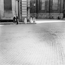 Ungt par i väntan på vaktparaden, Yttre Borggården vid Stockholms slott