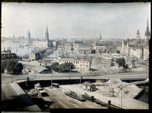 Gamla Slussen med Östra Slussgatan, mot Riddarholmen och Kornhamnstorg före 1928. I mitten det s.k. ""Strykjärnet""