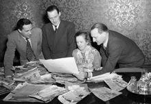 Uttagningsnämnd för teckningstävling. Teckningslärarna Arne Karlestedt, folkskollärare Carl Eric Arkel, folkskollärarinna Annie Lindahl och intendent Rudolf Hårde går igenom teckningar