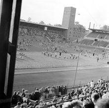 Gymnastikövningar på Stadion, i förgrunden åskådare på läktaren