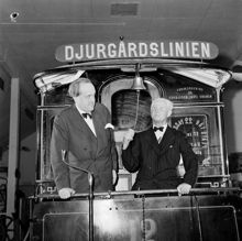 Tulegatan 8. Spårvägsmuseet återinvigs efter renovering. Spårvagnschef Hans von Heland och spårvägsman John Billing på en hästspårvagn som Billing en gång kört