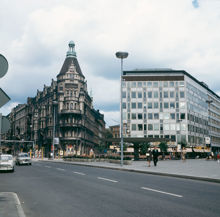 Från Biblioteksgatan norrut mot Stureplan och hotell Anglais