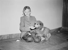 Kungsgatan 18, Kungshallen. Monica Wedholm med sin prisbelönta pudel Silvo, vid Svenska pudelklubbens utställning