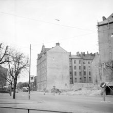 Rivningstomt, Banérgatan 10 från Narvavägen. I fonden Banérgatan 12