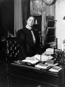 Porträtt av medicine doktor Karolina Widerström vid ett skrivbord.
