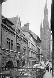Klara Norra Kyrkogata 8, söderut. Arbetareinstitutets hus. Klara kyrka i fonden.