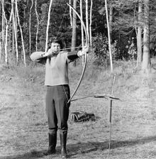 Maud Lindgren övar bågskytte