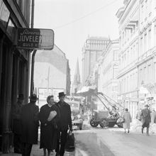 Malmskillnadsgatan före korsningen med Hamngatan. Rivning av kv. Hästryggen. Från Malmskillnadsgatan 9 C norrut med Kungstornen och Johannes kyrka i fonden