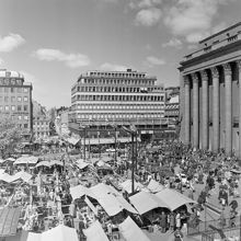 Torghandel och folkliv på Hötorget. Vy norrut från terrassen på Hötorget 1-3