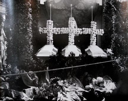 Polarforskarnas kistor i Storkyrkan, placerade under Wattgranska epitafiet.