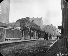 Luntmakargatan söderut. T.v. Luntmakargatan 54 (nuv. 80) vid hörnet av Rehnsgatan. I huset låg N. A. Hedjersons glasmästeri och ramaffär