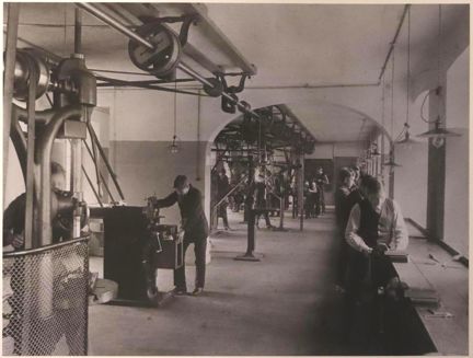 Svartvitt fotografi på pojkar som utbildas till verkstadsmekaniker