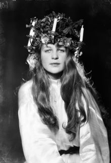 Porträtt av skådespelerskan Solveig Hedengran (född 1910), klädd som Lucia. Vald till stadens Lucia år 1928 av Stockholms Dagblad.