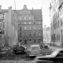 Rivning i kv. Tritonia mellan Lilla Nygatan 1 och Stora Nygatan 14. Petersenska huset i fonden. Gåsgränd t.h