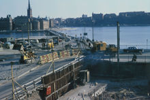 Gatuarbeten vid Stadshusbron. I bakgrunden Pontonbron sedd mot Riddarholmen