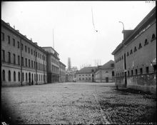 Livgardets till häst, Storgatan 35-49. Gårdsinteriör. I bakgrunden Oskarskyrkan