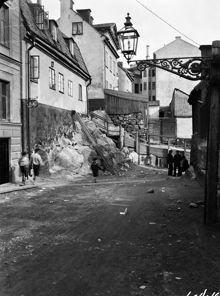 Några barn och män på Norrtäljegatan österut från Iversons Gränd. Nu igenlagd gata i kv. Norrtälje