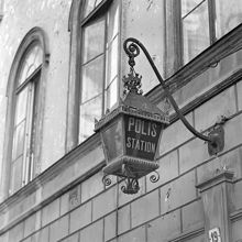 Själagårdsgatan 19. Nikolai polisstation. Vägglykta på fasaden
