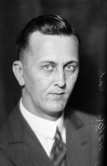 Porträtt av man, Höjer