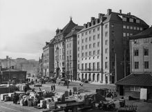 Hotell och Restaurant Reisen. Exteriör, norrifrån. I förgrunden hamnverksamhet.