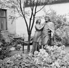 En götisk skulptur på gården till Brahegatan 23