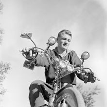 Göran Lindgren på extrautrustad cykel. Stockholms skärgård