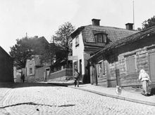 Fjällgatan 21 västerut från hörnet av Renstienas Gata. Här finns numera Cornelisparken vid slutet av Mäster Mikaels Gata