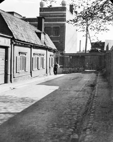 Kapellgränd söderut från Högbergsgatan. Kapellgränd 9 t.v. och Kapellgränd 12 i fonden