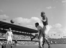 Råsundastadion. Fotbollsmatch mellan Djurgårdens IF och Malmö FF. Spelarna fr.v. Eric Nilsson (MFF), Åke Hansson (MFF) och John ""Jompa"" Eriksson (DIF)