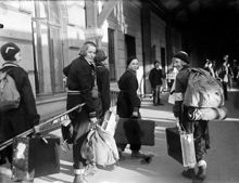 Centralstationen. En grupp unga kvinnor som ska resa till fjällen