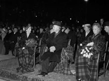 Kungsträdgården. Stockholms 700-års jubileum invigs med framträdanden. Kungaparet och prinsessan Sibylla sitter inlindade i filtar och tittar