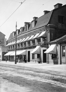 Livsmedelsbutik med fasaden mot Nytorget. Skånegatan 21, nu 79