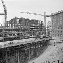 Brunkebergstorg, nordvästra delen. Brunkebergstorg 9 och Beridarbansgatan 1-5 byggs. T.h. är Telestyrelsens hus, där kommer Riksbanken att byggas