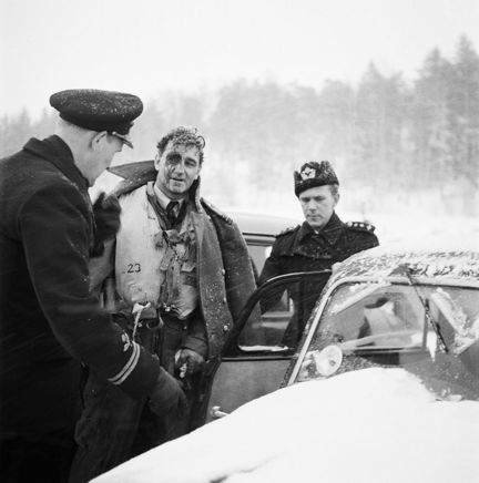 Den skadade mannen är engelska flygbefälhavaren Wing Commander RIK Edwards.