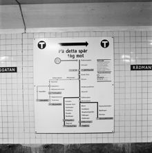 Rådmansgatan, informationsskylt över tunnelbanelinjer