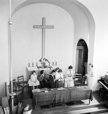 Barn spelar blåsinstrument i kyrka