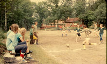 Fiskeboda barnkoloni: Pojkar spelar fotboll