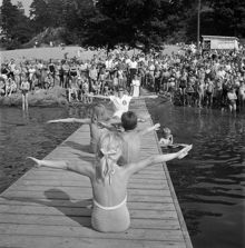 Simpromotion på Flatenbadet. Föräldrar och syskon tittar på
