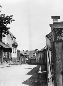 Västra Kvarngränd österut från Stora Pilgränd. Nr. 8 och 6 t.v. Nr. 9, 7 och 5 t.h. Kv. Tjurberget Större före 1885, nuv. kv. Kvadraten. Västra Kvarngränd låg ungefär vid nuv. Allhelgonagatan