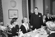 Modersmjölkcentralen firar 10 års jubileum. En man håller tal vid bordet