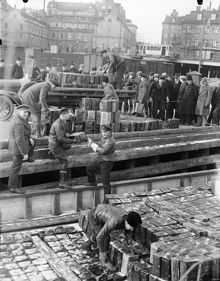 Smuggelsprit lossas vid Stadsgården. Spritbeslaget gjordes av polis och tull vid Sandskär, natten till den 10 mars 1930.