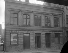 Jakobsbergsgatan 43 innan rivningen. Ingår nu i kv. Beridarebanan. På fastighetens nedre plan fanns Råbergs spiraltrappor o. Mek. verkstad