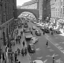 Folkliv på Kungsgatan. Gatumiljö. Vy mot Malmskillnadsbron